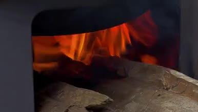 烧饭柴火做饭用的土灶烧柴火视频的预览图